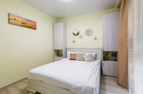 Оформление спальной зоны в однокомнатной квартире: выбор мебели и текстиля