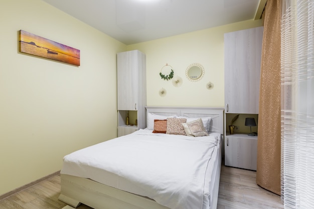 Оформление спальной зоны в однокомнатной квартире: выбор мебели и текстиля